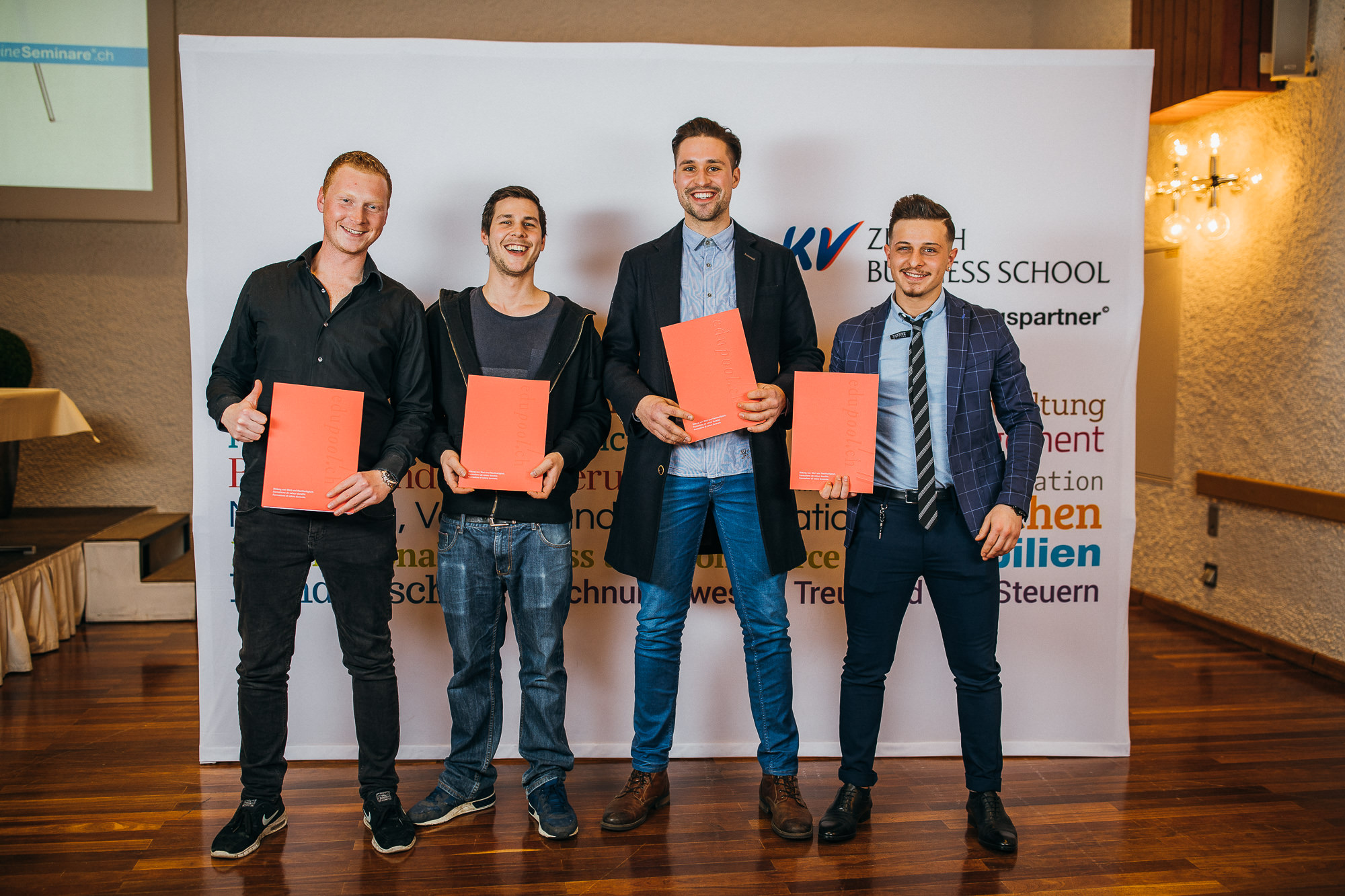 Export x3 5D4 2972 KVZ Diplomfeier Handelsschule&HWD